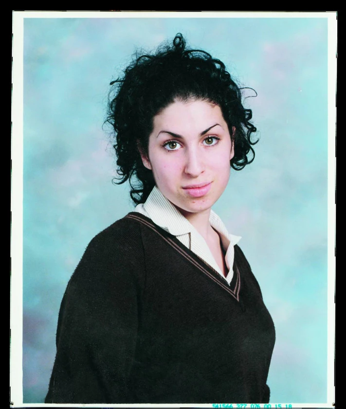 Imagen secundaria 2 — Amy Winehouse de bebé y adolescente, y una libreta con una canción.